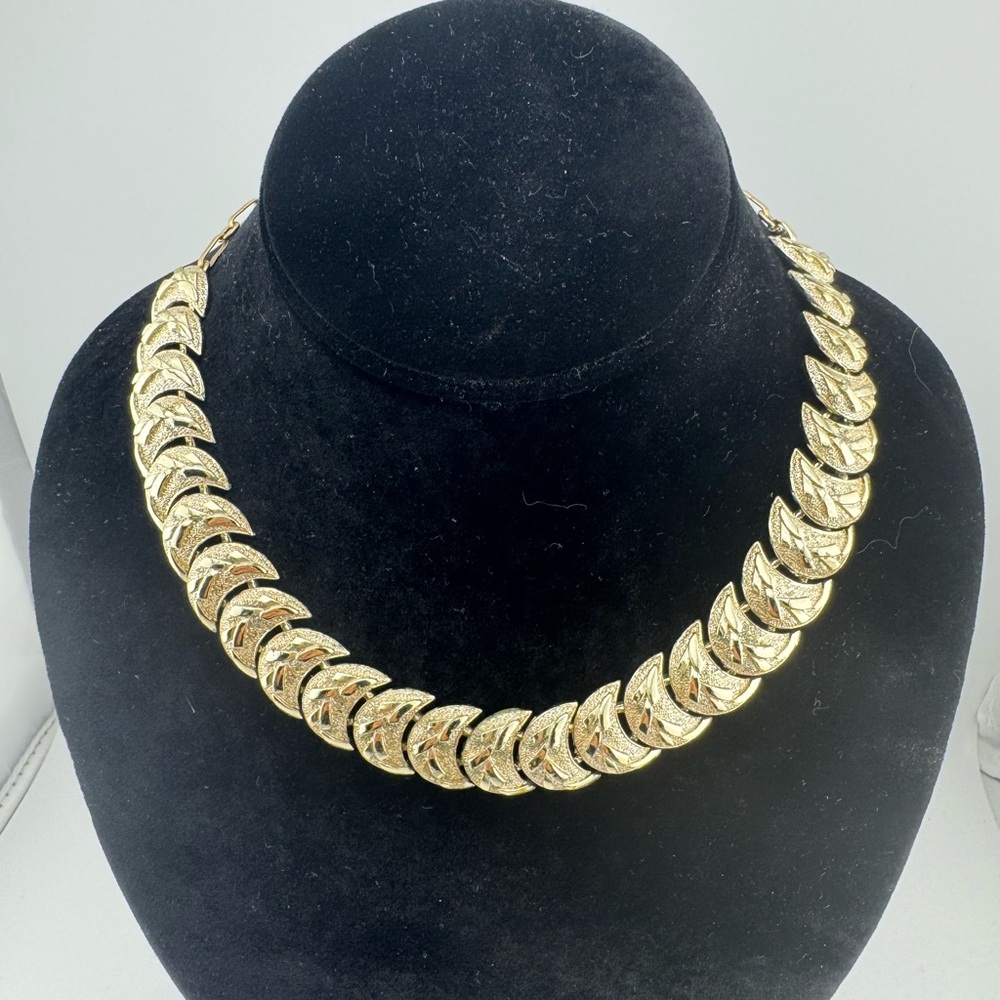 Coro Elegant Gold Toned Women's Chunky Necklace Vintage